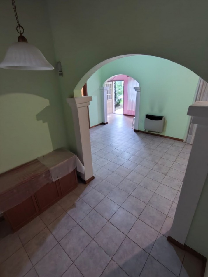 Casa con pileta sobre pasaje privado.