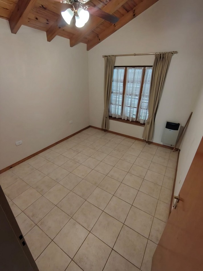 Casa con pileta sobre pasaje privado.