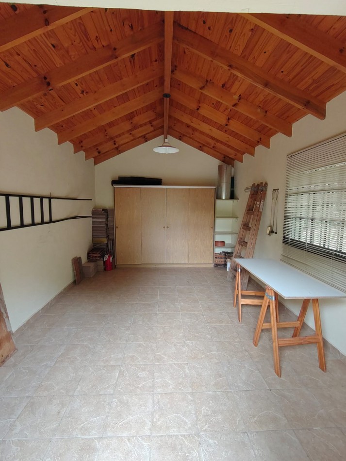 Casa con pileta sobre pasaje privado.