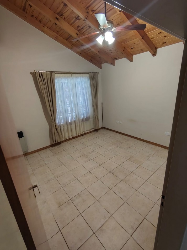 Casa con pileta sobre pasaje privado.