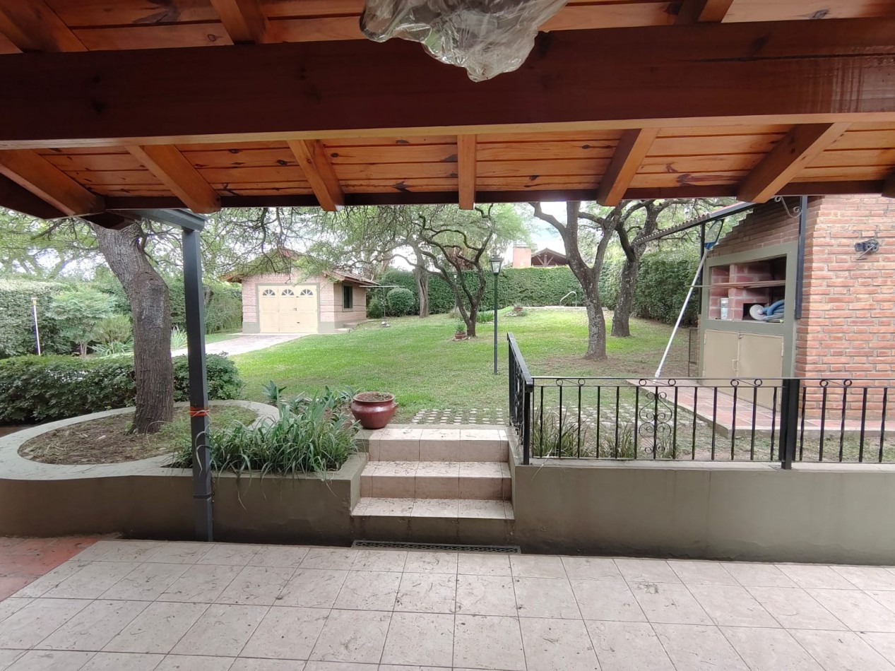 Casa con pileta sobre pasaje privado.