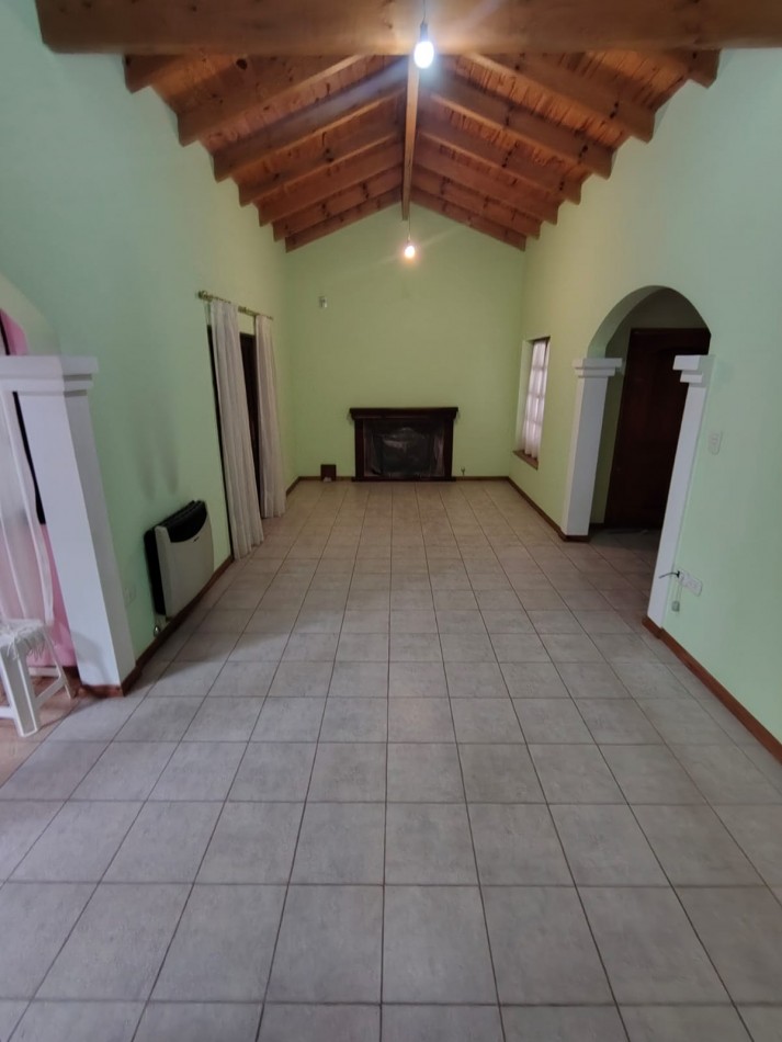 Casa con pileta sobre pasaje privado.