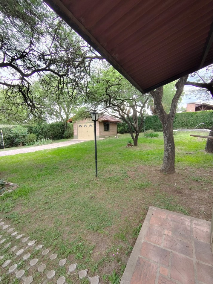 Casa con pileta sobre pasaje privado.