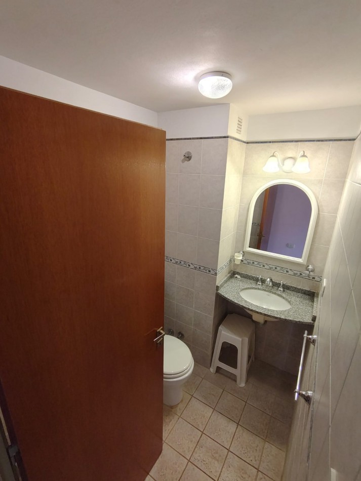 Casa con pileta sobre pasaje privado.