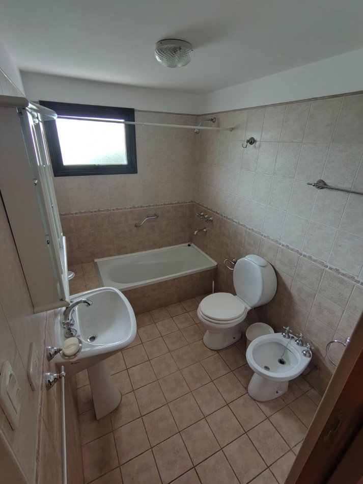 Casa con pileta sobre pasaje privado.