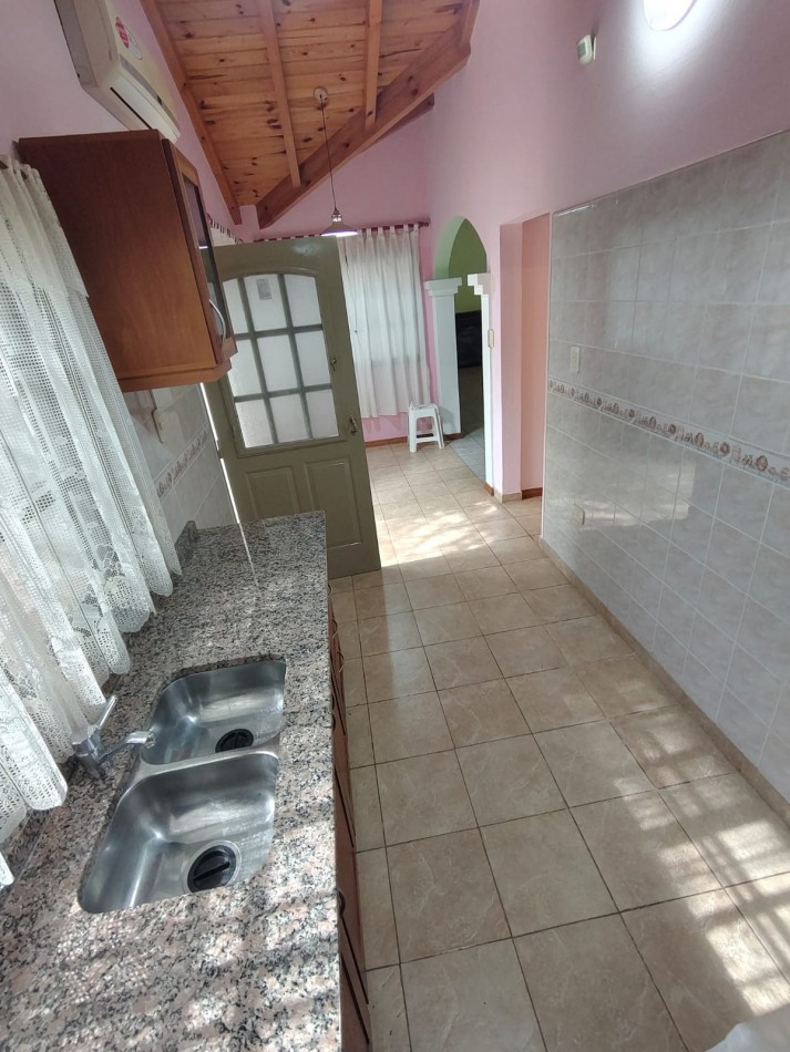 Casa con pileta sobre pasaje privado.