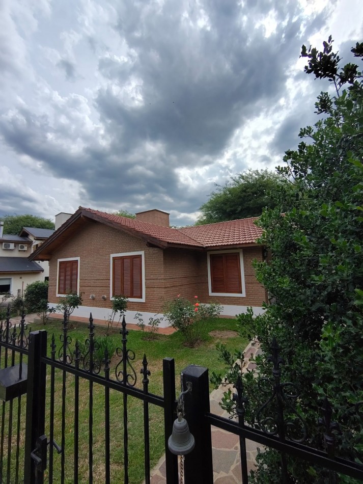 Casa con pileta sobre pasaje privado.