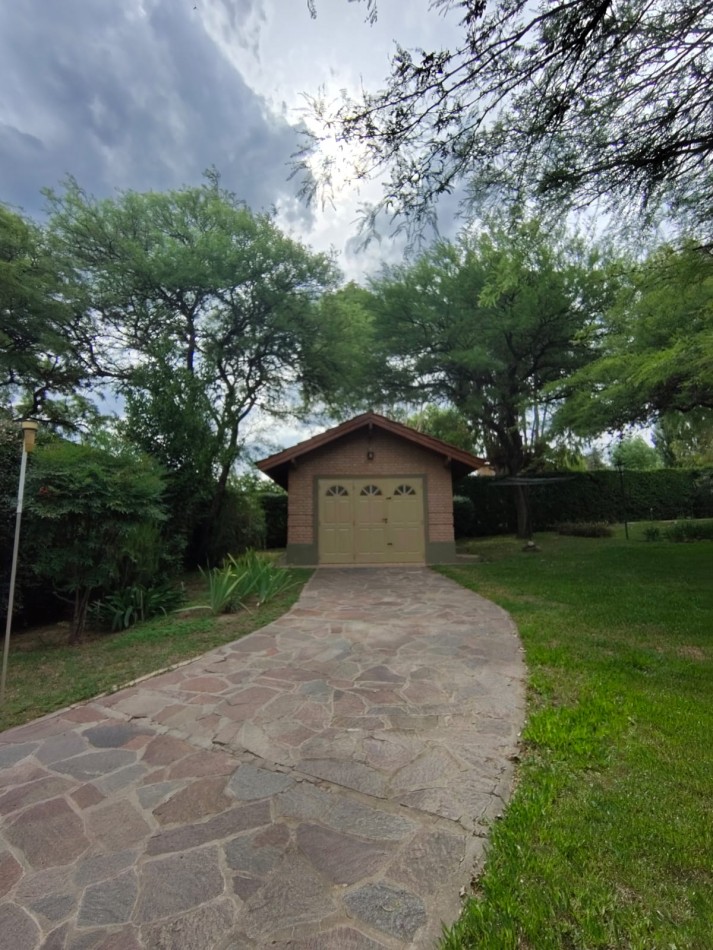 Casa con pileta sobre pasaje privado.