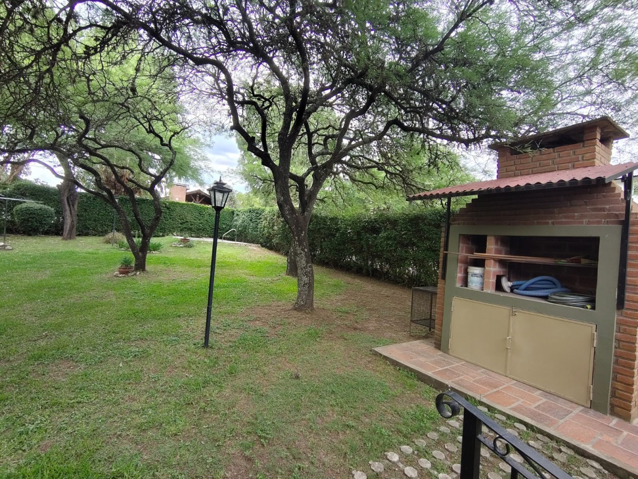 Casa con pileta sobre pasaje privado.