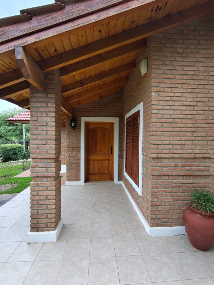 Casa con pileta sobre pasaje privado.