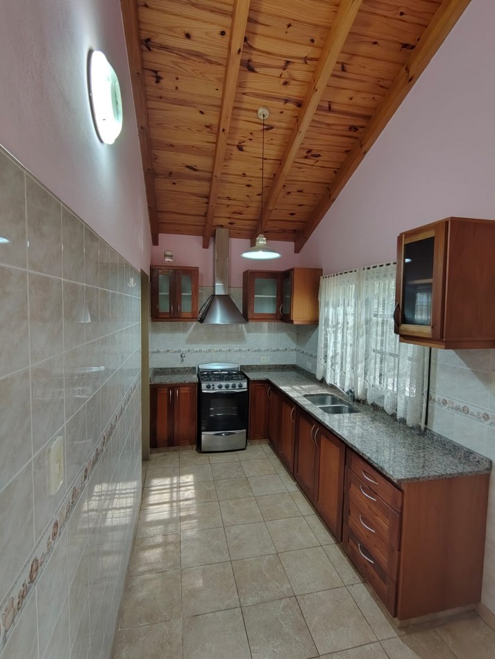 Casa con pileta sobre pasaje privado.