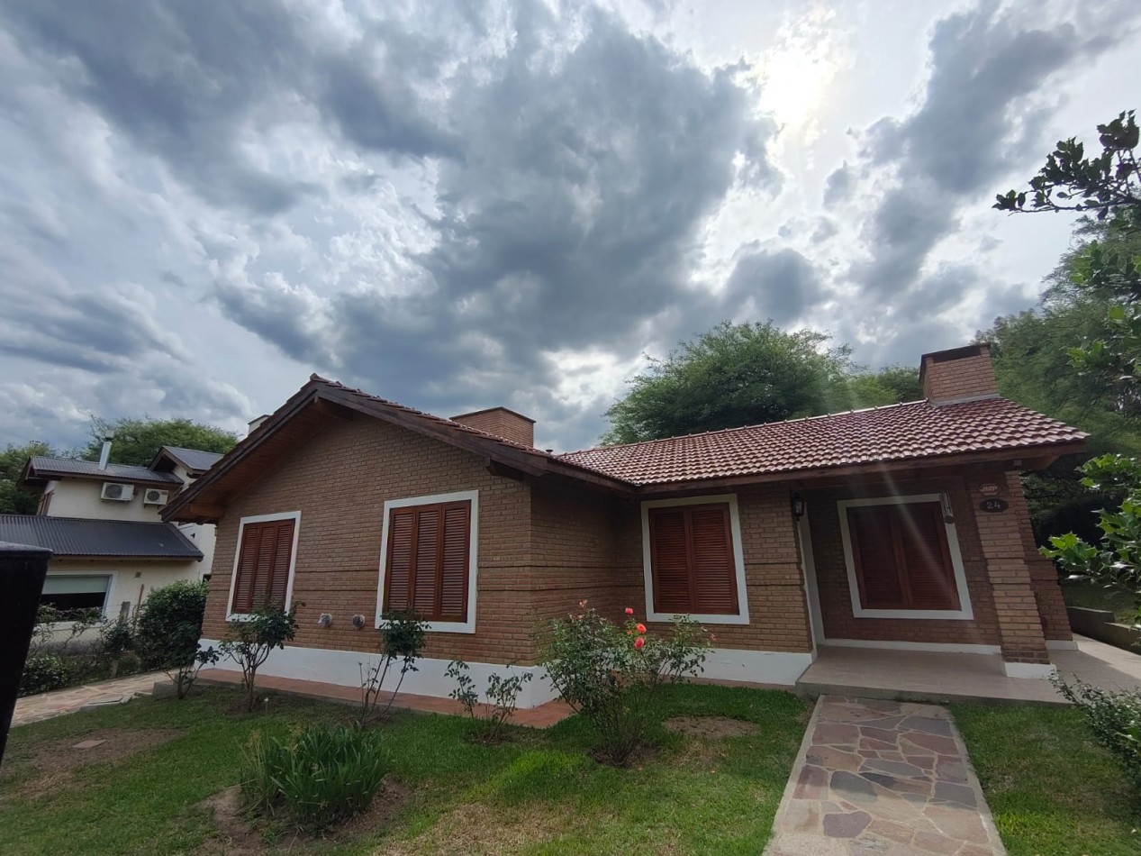 Casa con pileta sobre pasaje privado.