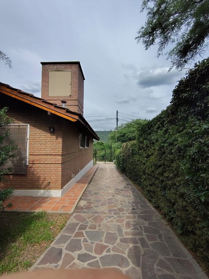 Casa con pileta sobre pasaje privado.