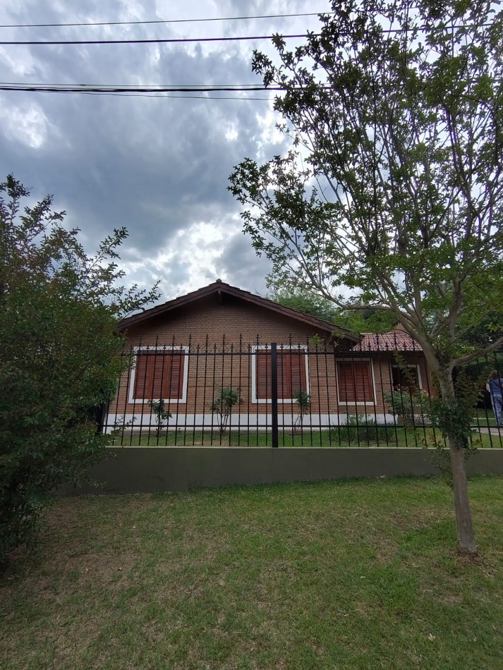 Casa con pileta sobre pasaje privado.