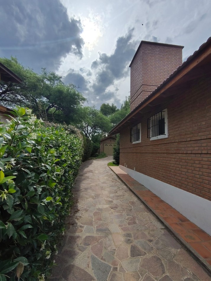 Casa con pileta sobre pasaje privado.