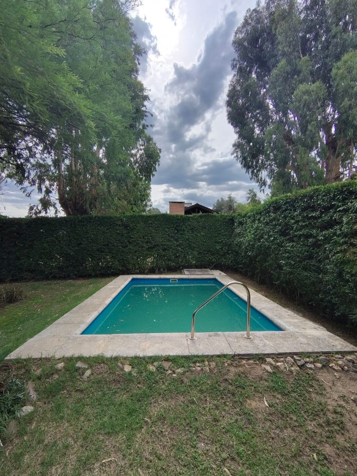 Casa con pileta sobre pasaje privado.