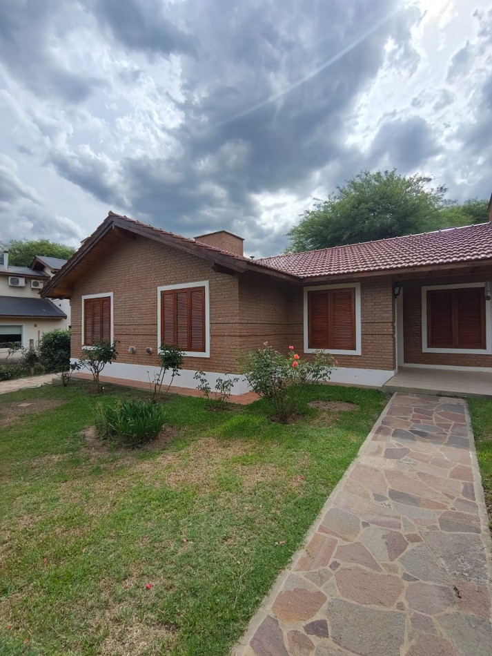 Casa con pileta sobre pasaje privado.