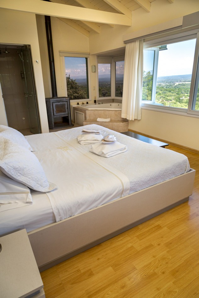 Excelente complejo de Suites para parejas sobre faldeo de las Sierras