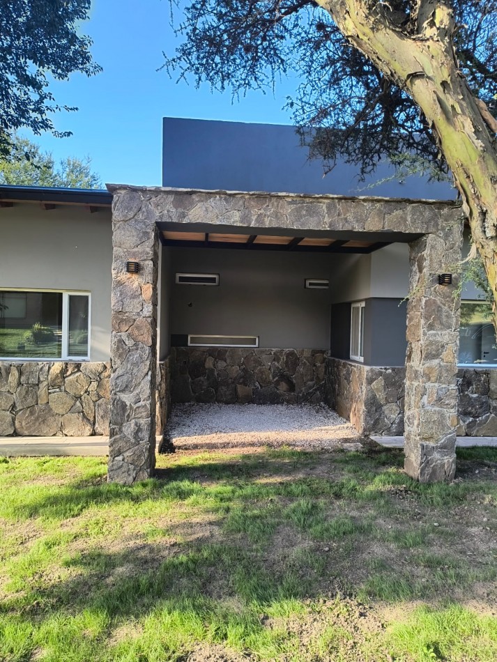 Exclusiva casa en barrio privado Los Molles