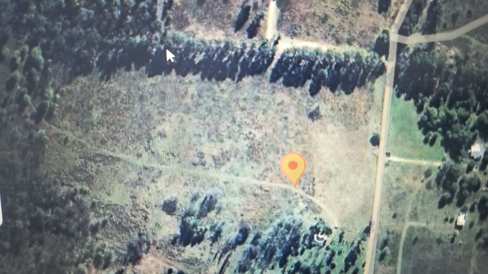 Campo unico con costa de rio