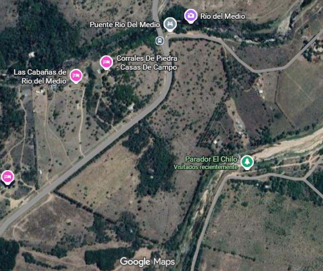 Campo unico con costa de rio