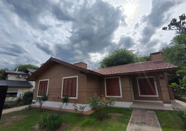 Casa con pileta sobre pasaje privado.